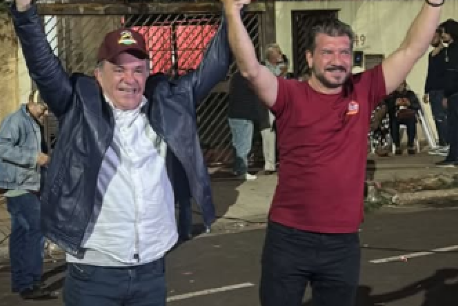 Loubet e Kemp comemorando o resultado das eleições na noite deste domingo (7)