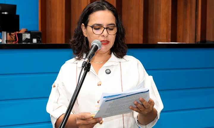 Deputada Gleice Jane, na sessão da AL.