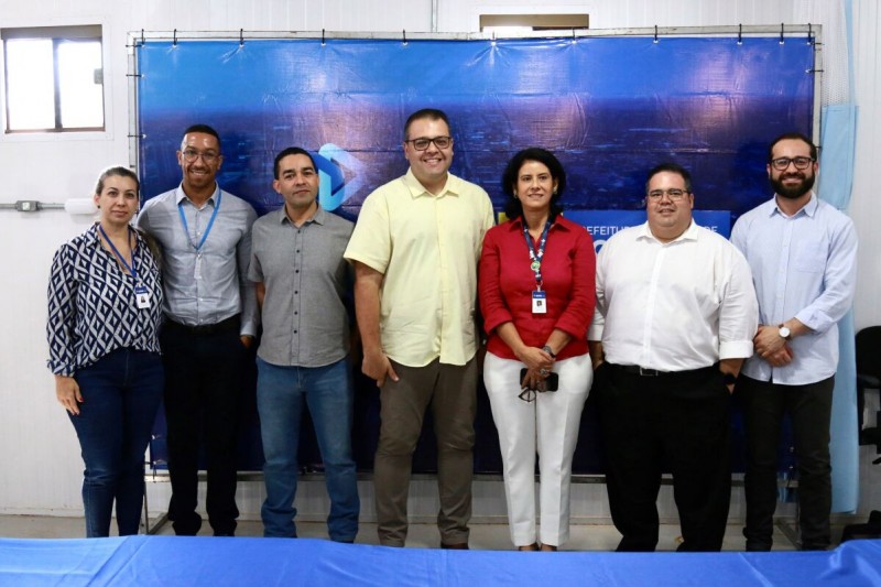 Prefeito Alan Guedes, Dinaci Ranzi, com secretários municipais e equipe da Fiocruz